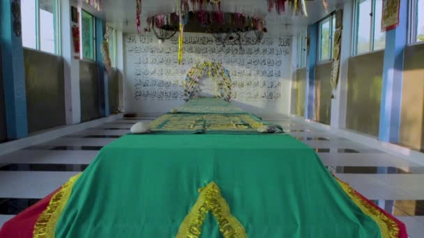 파키스탄의 이슬람 사원에 아름다운 장식하고 천으로 하나님의 아라비같은 무덤의 — 비디오