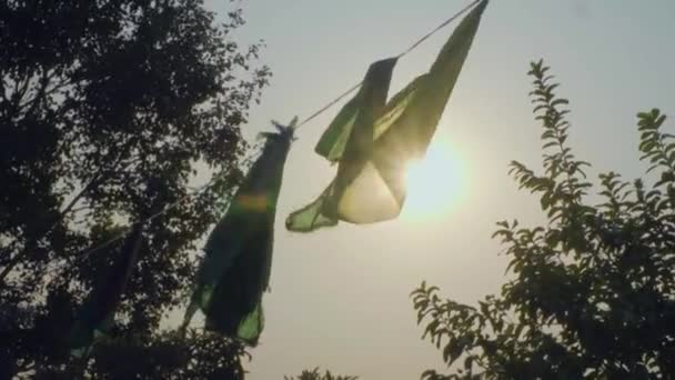 Quetta Pakistan Islamskie Flagi Świątyń Wiszące Pod Drzewami Wiszące Drucie — Wideo stockowe