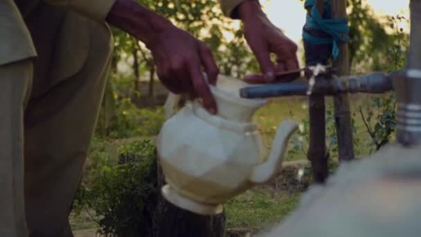 Mann Fyller Spiseren Fra Kran Ute Landsbyen Nær Utsikt Stålglass – stockvideo