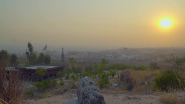 Kvéta Pákistán Západ Slunce Pohled Popředí Kamenů Keřů Svatyní Červenými — Stock video