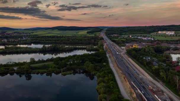 Aerial Drone Hyperlapse Autopista Alemana Cerca Lago Atardecer — Vídeos de Stock