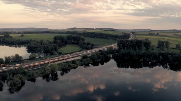 在日落的德国高速公路上的飞行员空中射击 — 图库视频影像