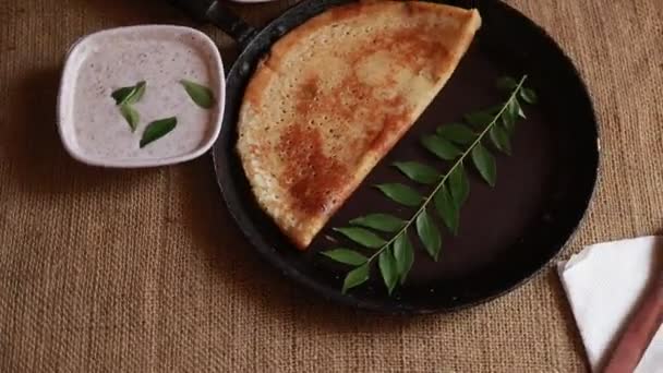 Roterande Masala Dosa Indian Savory Crepes Med Potatisfyllning Ovanifrån — Stockvideo