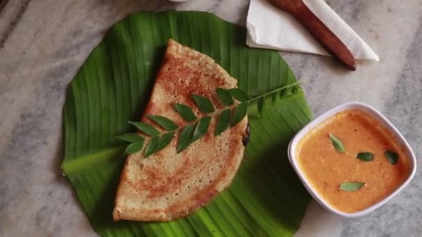 轮转的Masala Dosa Indian Savory Crepes Potato Filling Top View — 图库视频影像