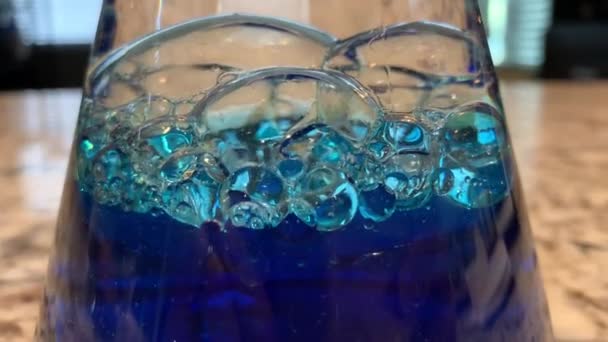 Ein Ozean Einer Flasche Wissenschaftsexperiment Für Kinder Die Babyöl Wasser — Stockvideo