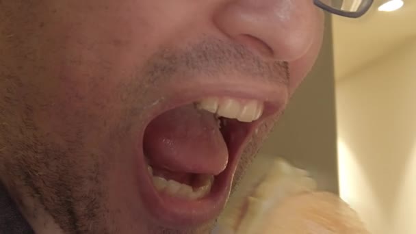 Kaukázusi Férfi Mohón Eszik Egy Hamburgert Gyorskajában Lassított Felvételen 120 — Stock videók