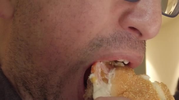 Muž Špatně Polyká Sousto Hamburgeru Plátkem Rajčat Omáčky Rychlé Občerstvení — Stock video