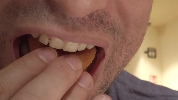 Slow Motion Close Van Een Man Mond Eten Hebzuchtig Een — Stockvideo