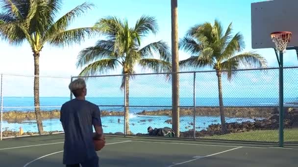 Homem Atirando Fazendo Uma Cesta Uma Quadra Basquete Pública Havaí — Vídeo de Stock