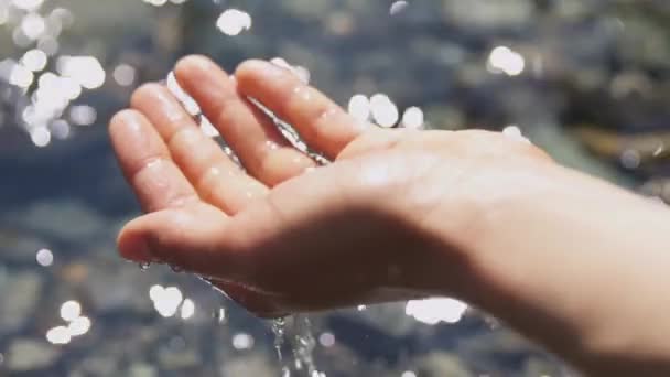 晴れた日にはきれいな川で女性の手を洗うのを閉じる スローモーション — ストック動画
