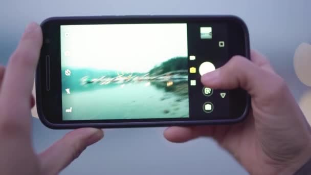 Nahaufnahme Der Hände Einer Frau Die Mit Ihrem Smartphone Landschaftsfotos — Stockvideo