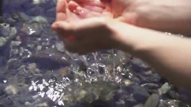 Fechar Mãos Uma Mulher Ser Lavada Num Rio Limpo — Vídeo de Stock