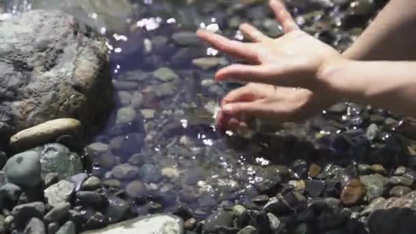 Mãos Uma Mulher Serem Lavadas Num Rio Limpo — Vídeo de Stock