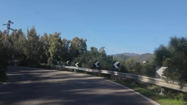 Powolny Ruch Krzywej Ulicy Autostrady Nad Górą Pełną Drzew Ulic — Wideo stockowe