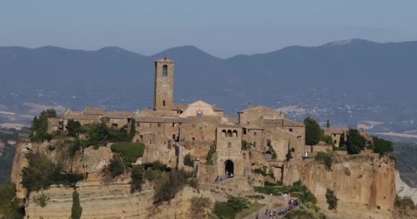 Отличный Вид Чивита Баньореджо Умирающий Город Италии Далеко Зеленые Горы — стоковое видео
