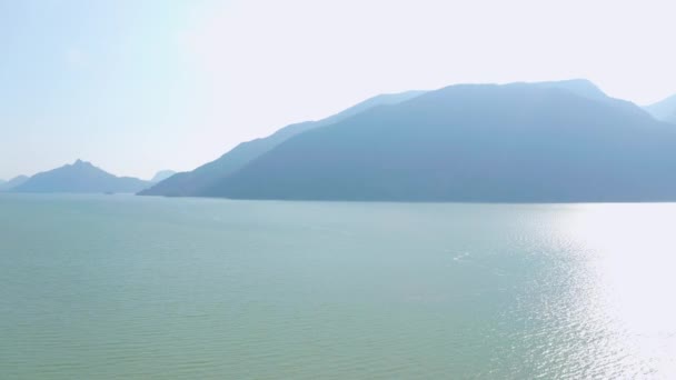 Vue Aérienne Éloignant Des Montagnes Océan Travers Une Forêt — Video