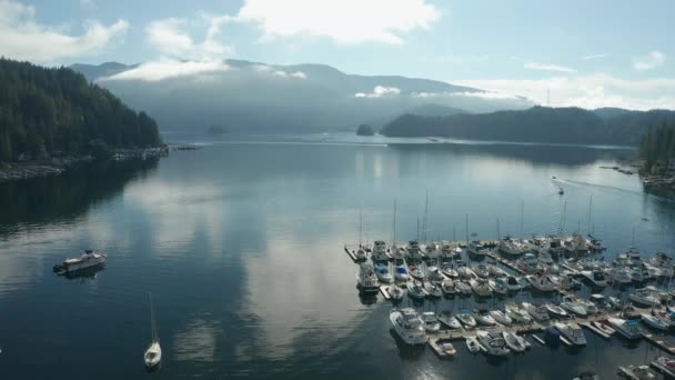 Drone Vista Puerto Deportivo Con Vistas Una Hermosa Montaña Distancia — Vídeos de Stock