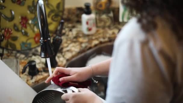 Над Плечом Снимок Женщины Моющей Посуду Раковине — стоковое видео