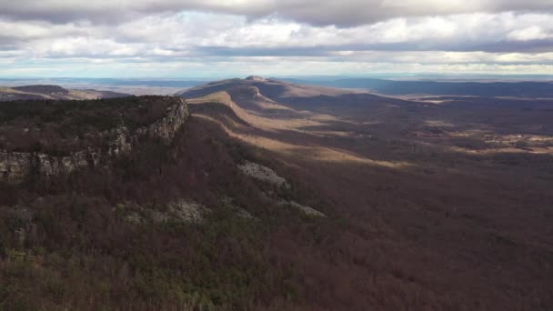 Dron Přeletět Catskill Horský Les Skalnatým Útesem Krásné Stíny Mraků — Stock video