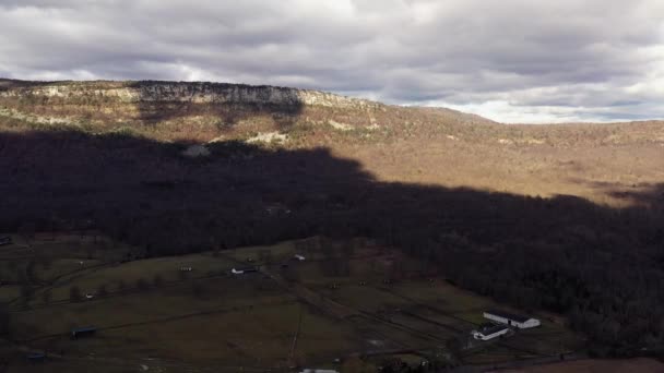 Drone Wznosi Się Nad Doliną Paśmie Catskill Mountain Wychwytuje Dramatyczny — Wideo stockowe