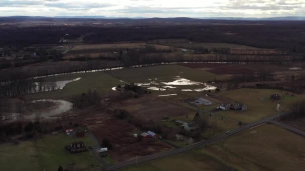 Drone Melonjak Atas Lembah Pertanian Daerah Catskill Mountain Pagi Hari — Stok Video