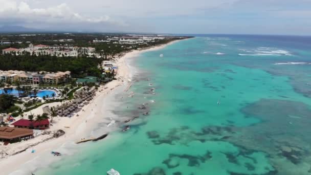 Drone Disparos Sobre Playa Dominicana Día Soleado — Vídeo de stock