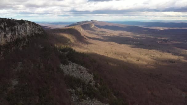 Drone Flyover Catskill Berg Med Vackra Moln Skuggor Stenig Klippa — Stockvideo