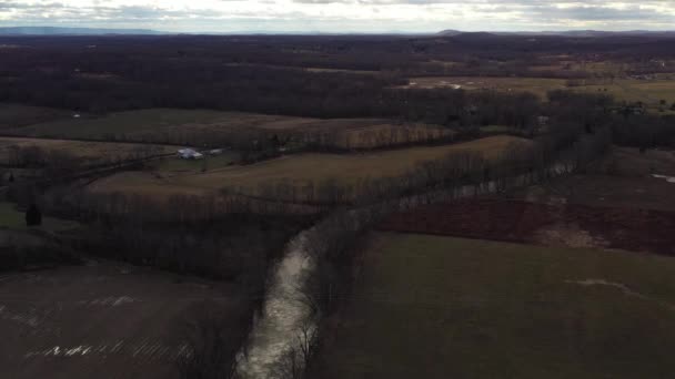 Drohne Schwebt Frühen Morgen Über Kleinen Bauernhöfen Einem Tal Der — Stockvideo