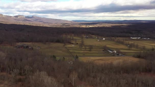 Drone Wznosi Się Nad Przepiękną Doliną Osobliwych Gospodarstw Regionie Catskill — Wideo stockowe