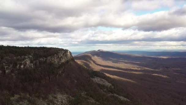 Drohnenüberflug Catskill Berge Mit Schönen Wolkenschatten Auf Einer Felsigen Klippe — Stockvideo