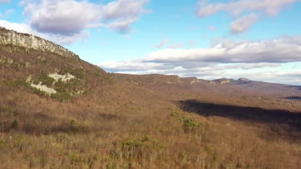 Drone Vola Scogliere Nelle Montagne Catskill Con Drammatiche Ombre Nuvolose — Video Stock