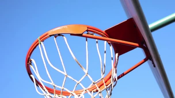 Баскетбол Йде Кошику Відкритому Баскетбольному Кільці — стокове відео