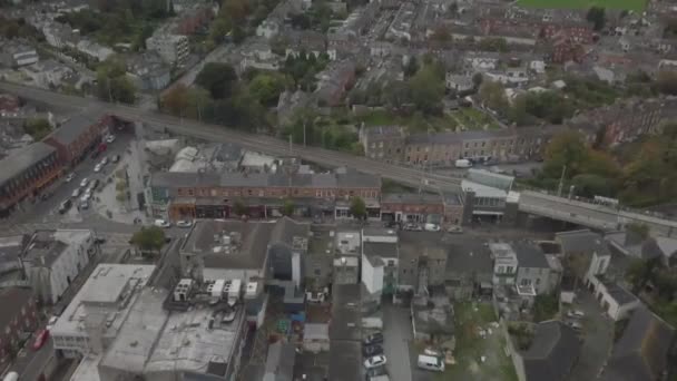 位于市中心郊区的都柏林一个村庄 住宅区 小企业和交通不畅的公寓的空中拍摄 — 图库视频影像