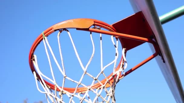屋外のバスケットボールのフープで行われたスウィッシュショットのクローズアップショット — ストック動画