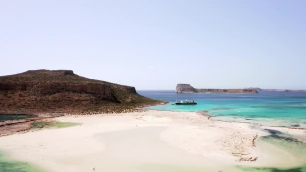 Солнечный День Бирюзовой Водой Белым Цветом Пляже Балос Севере Крита — стоковое видео