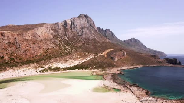 美しい晴れた日に北クレタ島のバロスビーチと周辺の山々の航空トラックのショット — ストック動画