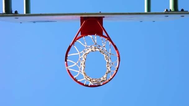 Debajo Vista Una Pelota Baloncesto Saliendo Del Tablero Hacia Canasta — Vídeos de Stock