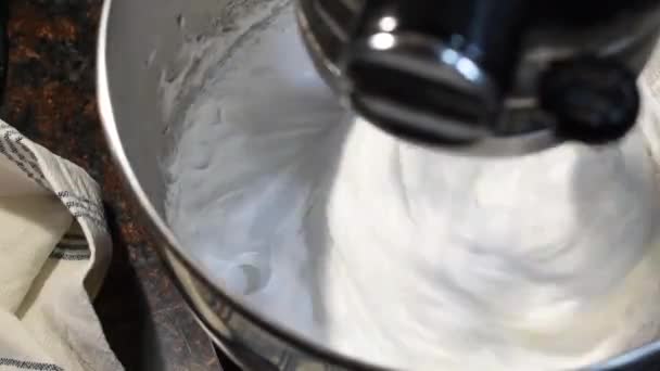 Blancs Œufs Commencent Pic Dans Mélangeur Pour Meringue Maison — Video