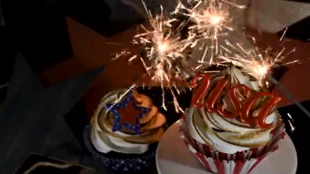 Csillagszórók Robbanó Mögött Usa Piros Fehér Kék Cupcake Pirított Habcsók — Stock videók