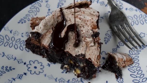 Brownie Dessert Slice Dipanggang Atasnya Dengan Meringue Dengan Sirup Cokelat — Stok Video