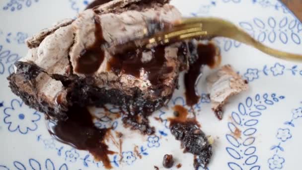 Vork Neemt Hap Uit Gebakken Brownie Dessert Plak Bedekt Met — Stockvideo