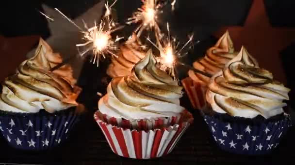 Sparklers Έκρηξη Γύρω Από Κόκκινο Λευκό Και Μπλε Cupcakes Φρυγανισμένη — Αρχείο Βίντεο