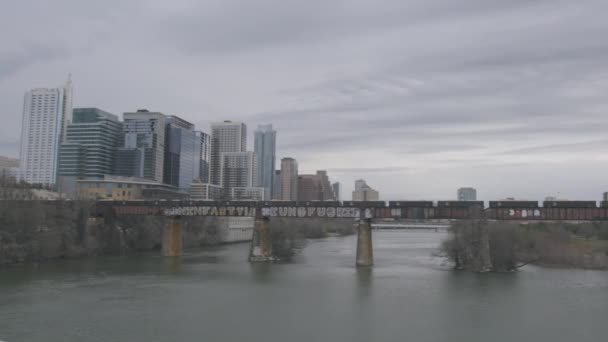 Pociąg Towarowy Przecina Rzekę Colorardo Kieruje Się Centrum Austin — Wideo stockowe