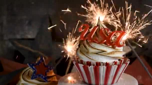 Sparklers Explodindo Atrás Eua Vermelho Branco Azul Cupcake Com Tostado — Vídeo de Stock