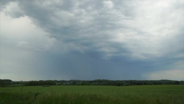 Nubes Oscuras Pasan Cámara Movimiento Rápido Través Campos Verdes — Vídeo de stock