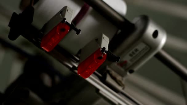 中国某工厂自动化棉纺绕线机螺纹断开报警器 — 图库视频影像