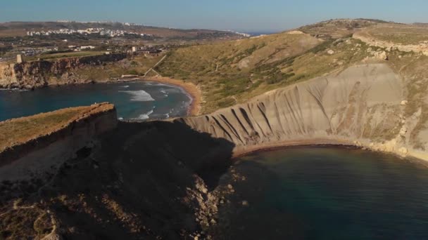 Aerial Excelente Vista Clay Cliffs Ghajn Tuffieha Bay Malta — Vídeo de Stock