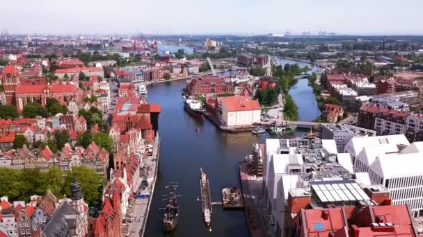 Gdansk Old Town Aerial Skjuten Bazylika Mariacka Med Omnejd Drönare — Stockvideo