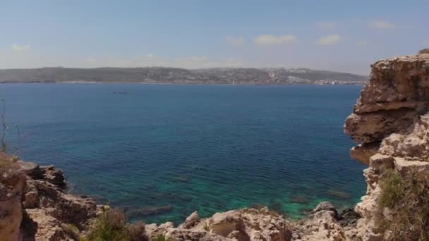 Aerial Volando Través Rocas Acantilados Costa Mediterránea Verano — Vídeo de stock