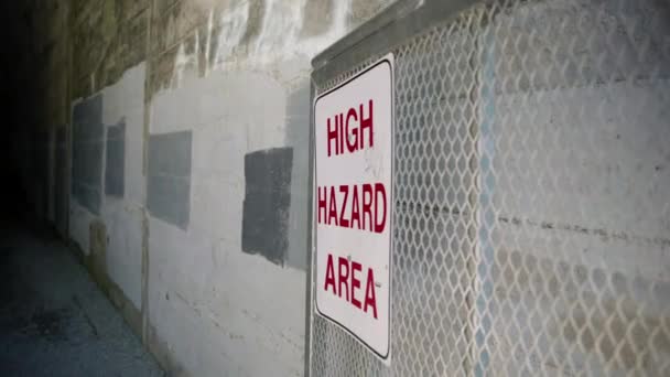 高いハザードセメントトンネルにつながるゲートに掲示された標識 — ストック動画